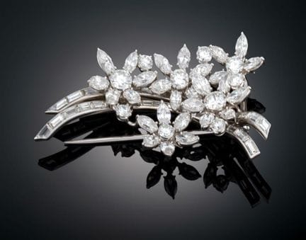 FIVE-FLOWER BROOCH IN GOLD AND DIAMONDS
Crafted in