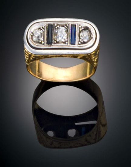 ART DÉCO SIGNET RING
Crafted in 18k yellow gold wi