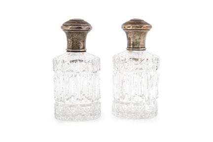 一对雕花玻璃香水瓶，瓶口镶有银饰
高度：14厘米。