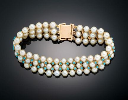 TRIPLE-STRAND PEARL BRACELET 
Triple-strand synthe