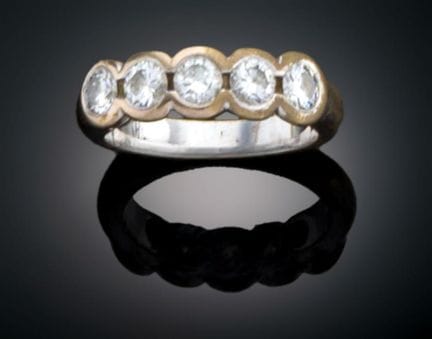DIAMOND RING
Ring crafted in 18k white gold and fe