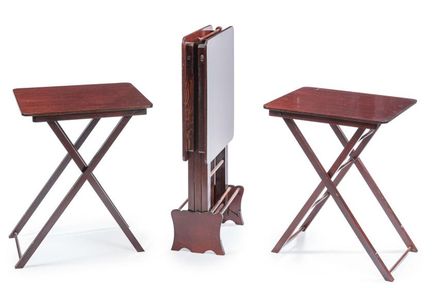 Juego de tres mesitas nido en madera. 
Plegables e