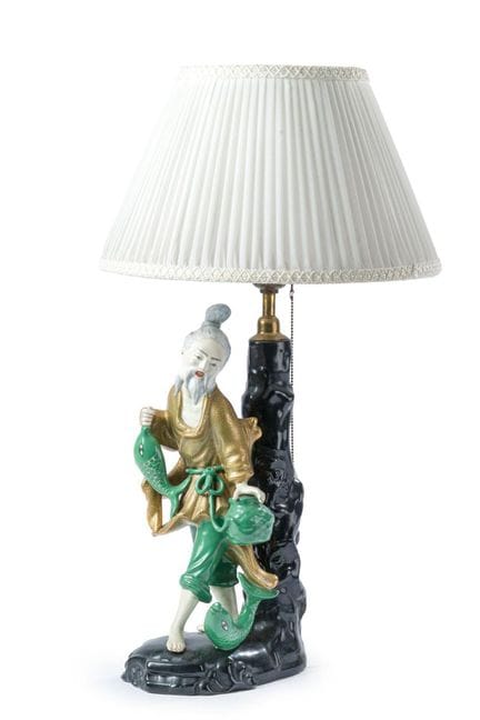 Tischlampe mit einer Figur eines chinesischen Denk
