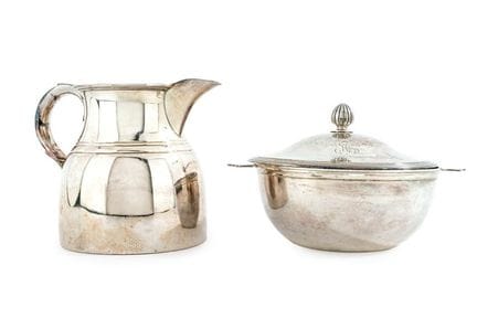 一套银色餐具，包括汤碗和水壶。
最大高度：16 厘米。