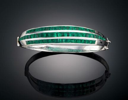 RIGID BRACELET WITH EMERALDS
18k white gold rigid 