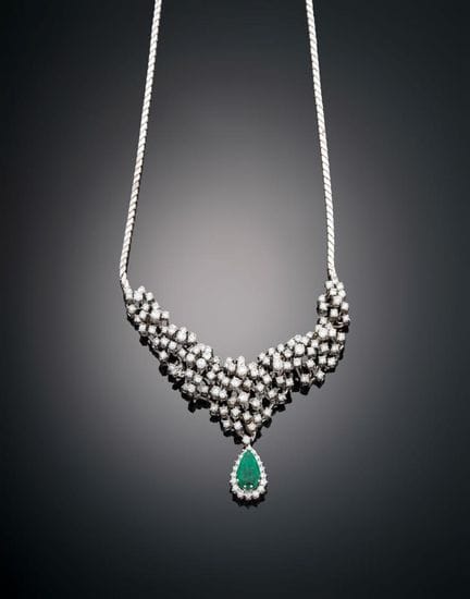 CHOKER WITH CENTRAL EMERALD
Crafted in 18k white g
