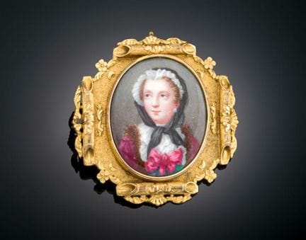 ANTIQUE BROOCH FROM THE MID-19TH CENTURY
Antique b