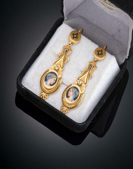 PAIR OF ISABELIAN-ERA EARRINGS
Crafted in 18k yell