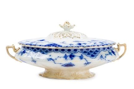 英格兰斯塔福德郡陶制汤碗，19世纪
“朱庇特”系列，釉下以钴蓝印花装饰花卉图案。
带有印记。