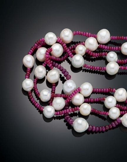 PEARL AND RUBY NECKLACE
Necklace made of pearl bea
