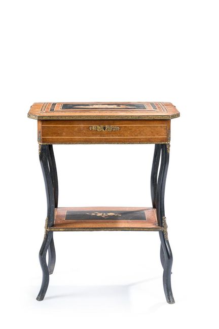 Costurero Napoleón III, Francia, S. XIX.
En madera