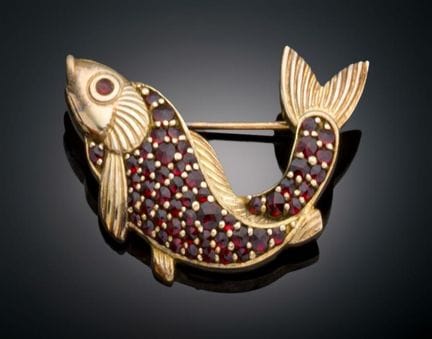 FISH-SHAPED BROOCH
An antique-style brooch plated 