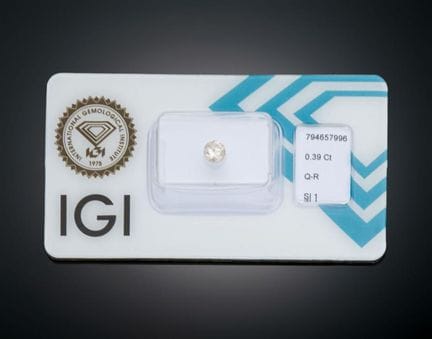 NATURAL DIAMOND
Brilliant-cut diamond weighing 0.3