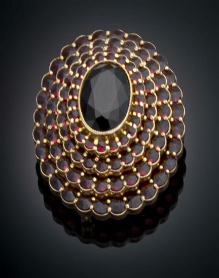 ROSETTE BROOCH WITH GARNETS
An 18k yellow gold-pla