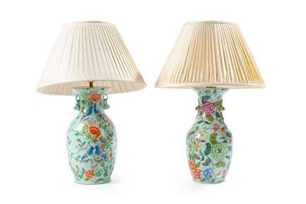 Set aus zwei Tischlampen mit Lampenfuß in Form von