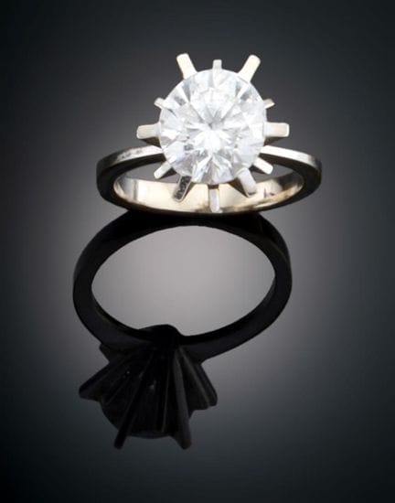 SINGLE RING WITH CENTER STONE
Crafted in 18k white