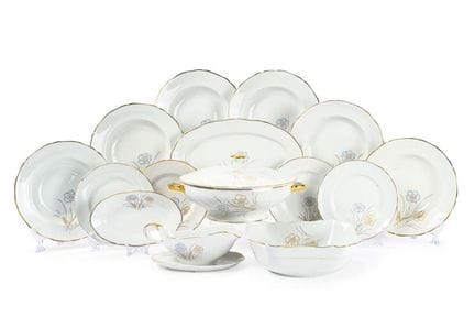 一套六人份的欧洲釉面瓷餐具，饰有花卉图案。
套装包含：12个平盘、6个深盘、6个甜点盘、汤盆、沙拉碗