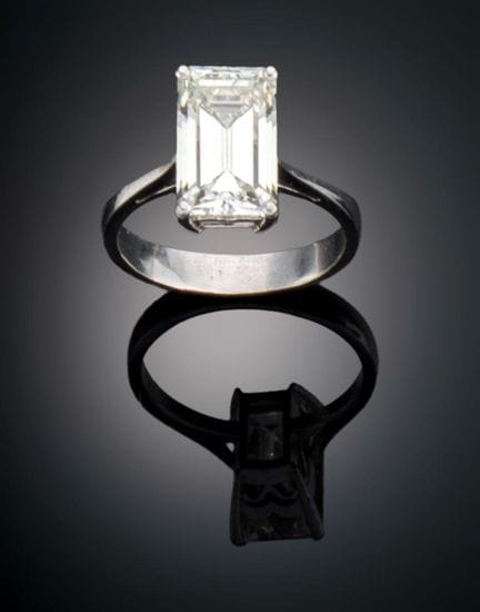 EMERALD-CUT RING
Ring featuring a stunning natural