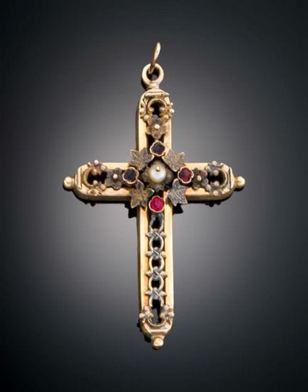 19TH-CENTURY ISABELINE CROSS PENDANT
A pendant fea