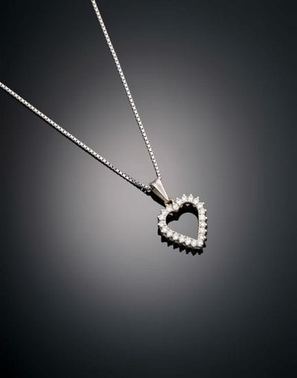 HEART PENDANT WITH CHAIN
Crafted in 18k white gold