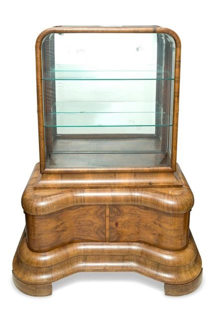 Art-Déco-Vitrine, Frankreich, um 1920
Aus Nussbaum