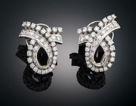 ART DECO-STYLE EARRINGS 
A pair of 18k white gold 