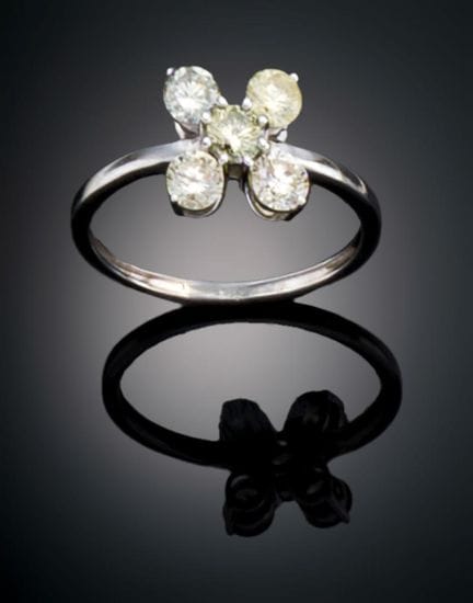 FLOWER RING WITH DIAMONDS
Crafted in 14k white gol