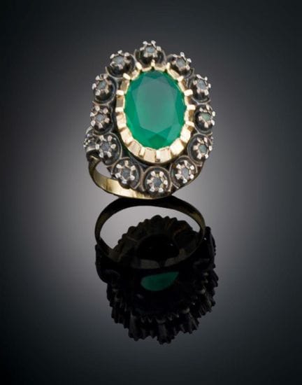 VINTAGE ROSETTE RING WITH EMERALD AND DIAMONDS
Vin