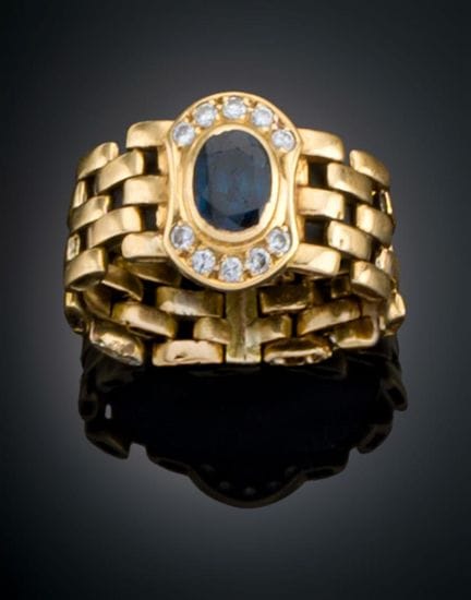 LONDON BLUE TOPAZ RING
Crafted in 18k yellow gold 