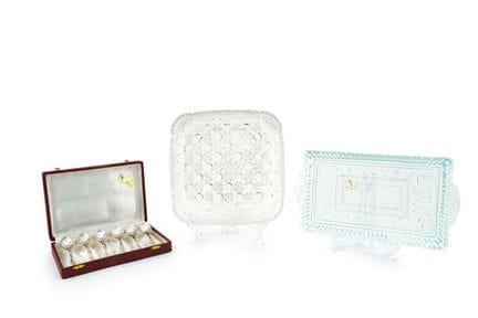 A tea set consisting of 6 dessert spoons in their 