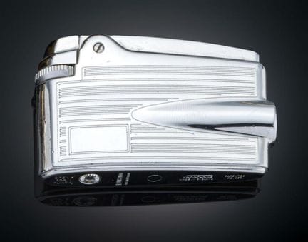 RONSON GAS LIGHTER 
Made of chrome-plated metal. V