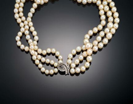 THREE-STRAND PEARL NECKLACE
Cultured pearls set in