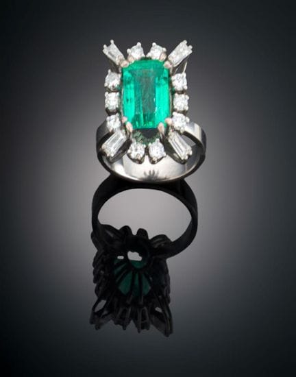 EMERALD RING
A solitaire ring set in 18k white gol