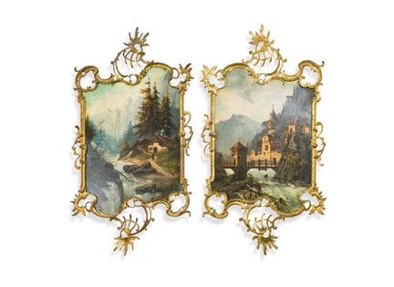 “一组铜板油画，描绘了两处海景，配有洛可可风格的金色画框。
”。