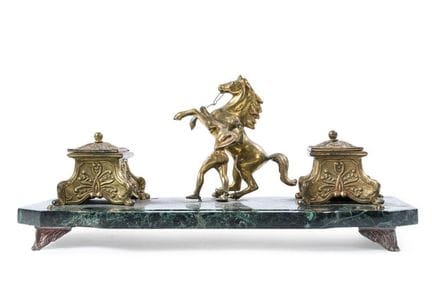 Grande scrivania in bronzo dorato e marmo verde ve