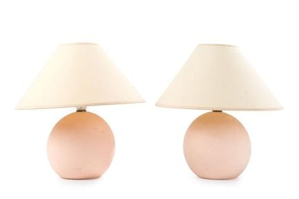 Ein Paar kleine Lampen aus gebranntem Ton.
Mit Str