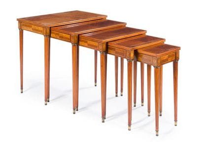 Juego de cinco mesitas nido en madera con decoraci
