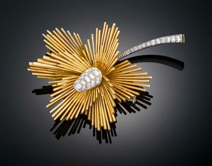 DOUBLE-NEEDLE PIN OR PENDANT WITH LARGE FLOWER 
Cr