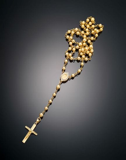 ROSARY 
Crafted in 18k yellow gold with a pendant 