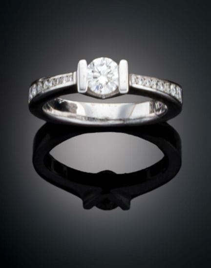 WHITE GOLD SOLITAIRE RING WITH DIAMOND
Crafted in 
