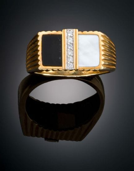 YELLOW GOLD SIGNET RING
Crafted in 18k yellow gold