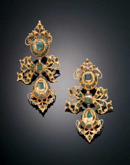 ISABELLINE EARRINGS WITH EMERALDS
Period Elizabeth