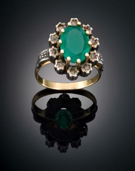 VINTAGE ROSETTE-STYLE RING WITH EMERALD
A vintage 