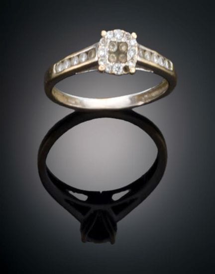 SOLITAIRE-STYLE RING WITH DIAMONDS
Crafted in 18k 