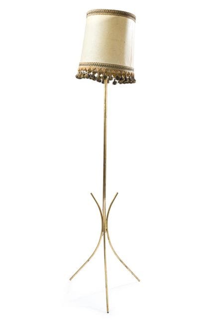 Floor lamp in gilded metal with pergaminum lampsha