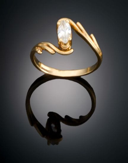 SOLITAIRE RING WITH A MARQUISE-CUT DIAMOND
An 18k 