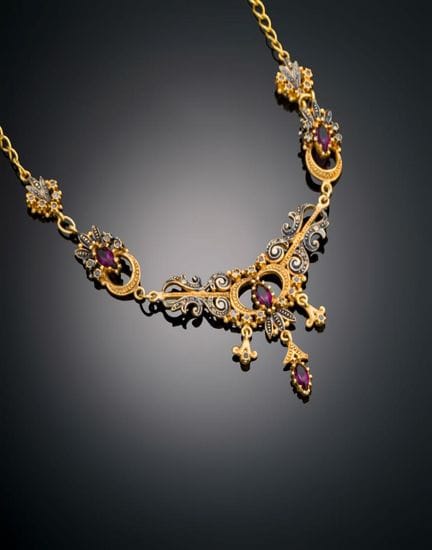 19TH-CENTURY CHOKER NECKLACE 
Choker crafted in 18