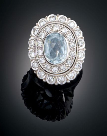 WHITE GOLD ROSETTE RING WITH DIAMONDS AND A CENTRA