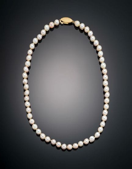 CULTURED PEARL NECKLACE WITH 18KT YELLOW GOLD CLAS