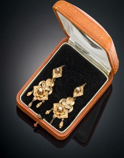 PAIR OF 19TH-CENTURY ISABELINE-STYLE EARRINGS
Craf